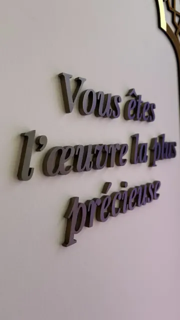 FLEUER DE VIE – Lettres inox Brushed Oxidized — Enseigne, Genève