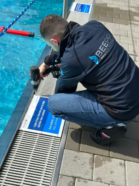 Ville de Vernier – Panneaux piscine antidérapants — Panneaux, Vernier
