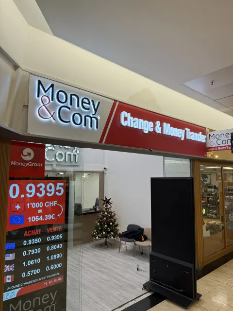 Money & Com – Money Transfer — Enseigne lumineuse, Genève · Centre commercial La Praille